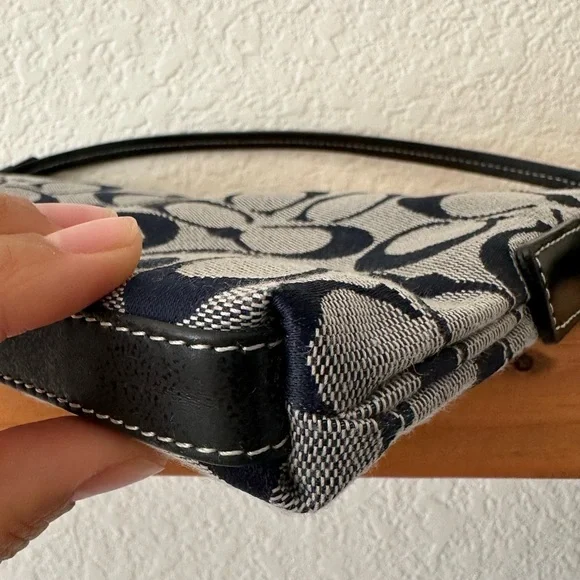 Vintage Coach Signature Sufflette Hand Bag in Navy and Black Leather - Picture 7 of 11